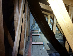 Zateplení stropu rodinného domu pomocí foukané izolace